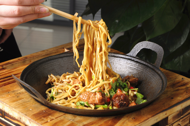 铁锅焖面培训：学习制作美味的中国传统美食(图1)